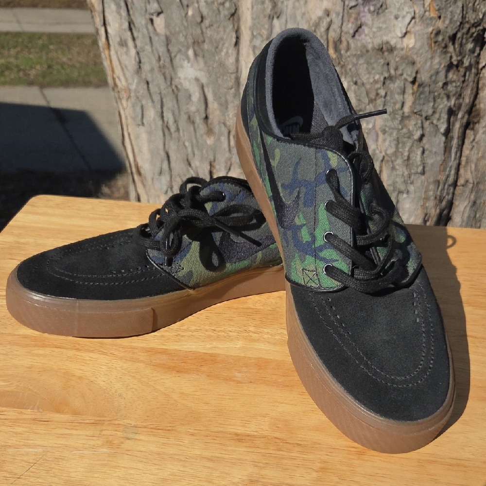 Nike Men's Black & Green Camo Low-Top Sneakers with Gum Sole